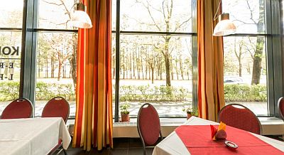 Kahvilan ikkunat Astra Hotel hotelli Pärnu hotellimatka tarjous kaupunkilomalle ABC matkatoimisto