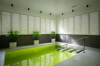 Hiljainen spa alue rentoutuminen altaalla  Hedon Spa Hotel kylpylähotelli ranta Pärnu ABC matkatoimisto