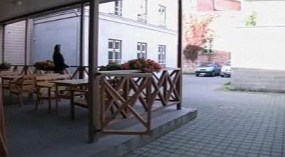 Hotellin pysäköinti Koidulapark Hotel hotelli Pärnu kaupunkiloma perheloma ABC matkatoimisto