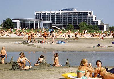 Tervise Paradiis Hotel Pärnussa vesipuisto ja kylpylähotelli Pärnun ranta alueella ABC matkatoimisto