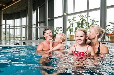 Perhe vesipuistossa Tervise Paradiis Hotel Pärnu vesipuisto kylpylähotelli ABC matkatoimisto