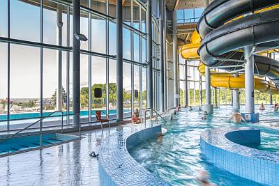 Altaat ja rentoutuminen vesipuistossa Tervise Paradiis Hotel Pärnu vesipuisto kylpylähotelli ABC matkatoimisto