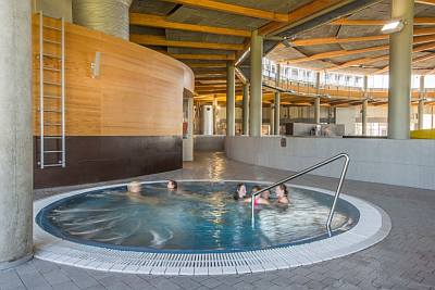 Poreallas rentoutuminen vesipuistossa Tervise Paradiis Hotel Pärnu vesipuisto kylpylähotelli ABC matkatoimisto