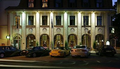 Victoria Hotel hotelli Pärnu keskusta rakennus illalla ABC matkatoimisto