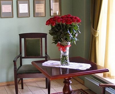 Sisustus pöytä ja kukka Victoria Hotel hotelli Pärnu keskusta ABC matkatoimisto