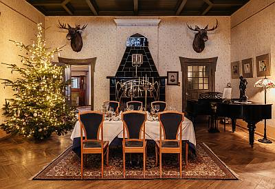Villa Ammende hotelli pärnu Joulu ilallinen ruokailu joulukuusi ABC matkatoimisto