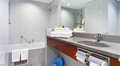 Original Sokos Hotel Viru perhehuone kylpyhuone ABC matkatoimisto