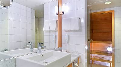 Original Sokos Hotel Viru Junior Suite Queen saunalla kylpyhuone perheelle ABC matkatoimisto