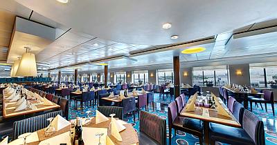 Laivalla Tallinnaan laivamatka Tallinnaan buffet ruokailu laivalippu Viking XPRS