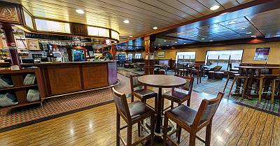 Laivalla Tallinnaan laivamatka Tallinnaan buffet ravintola ruokailu autopaketti autolla moottoripyörä polkupyörä perhe Viking Inn Pub  Viking XPRS