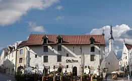 Keskiaikaiset olutmaistajaiset Olde Hansa ravintola Tallinna vanha kaupunki