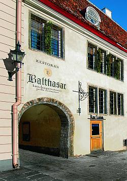 Balthasar valkosipuliravintola Tallinna vanha kaupunki Raatihuoneentorilla ryhmäruokailu illanvietto tyky pikkujoulu ABC matkatoimisto