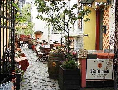 Kesäterassi Balthasar valkosipuli ravintola Tallinna vanha kaupunki Raatihuoneentorilla ryhmäruokailu kesäjuhla kesäpäivä virkistyspäivä tyky ABC matkatoimisto