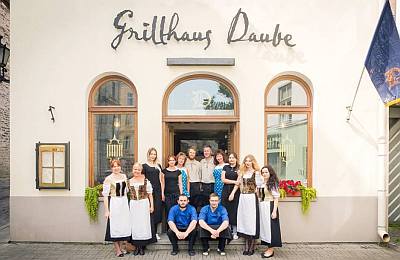 Grillhaus Daube grilli ravintola Tallinna vanha kaupunki  tyky virkistyspäivä kesäjuhla kesäpäivä perhe lasten kanssa syömään ABC matkatoimisto
