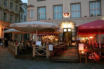 Maikrahv ravintola raatihuoneentori näkymä Tallinna vanha kaupunki ABC matkatoimisto