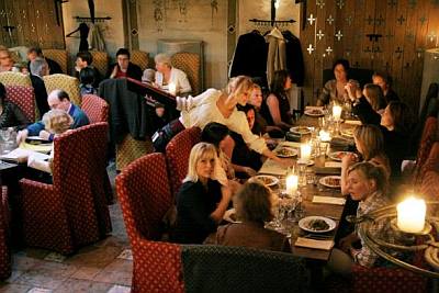 Maikrahv ravintola raatihuoneentori Tallinna vanha kaupunki ryhmäruokailu syöminki työporukka kesäjuhla kesäpäivä ABC matkatoimisto