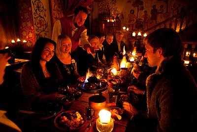 Olde Hansa keskiaikaisravintola Tallinna vanha kaupunki keskiaikainen syöminki ryhmäruokailu illanvietto tyky virkistyspäivä kesäjuhla kesäpäivä ABC matkatoimisto