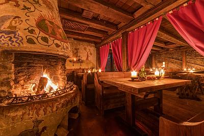 Olde Hansa ravintola Tallinna vanha kaupunki Keskiaikaiset syömingit ja juomat ruokailu varaus takka ABC matkatoimisto