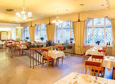 Scheeli ravintola Tallinna vanha kaupunki  lounas illallinen ryhmäruokailu  Pikkujoulu Tyky kesäpäivä virkistyspäivä kesäjuhla ABC matkatoimisto