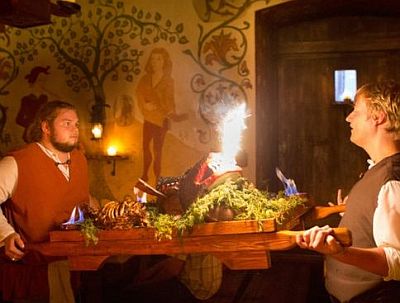 Olde Hansa keskiaikainen uuden vuoden juhla illallinen keskiaikainen syöminki Tallinna ABC matkatoimisto